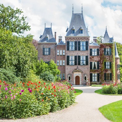 Kasteel en kasteeltuin met rode bloemen