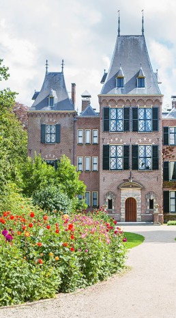 Kasteel en kasteeltuin met rode bloemen