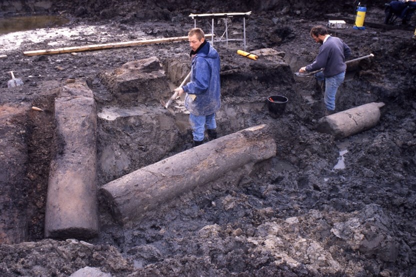 Complete Romeinse mijlpalen zijn zeldzaam, maar dat er vier bij elkaar worden gevonden, is uniek. Dat gebeurde in 1997 bij opgravingen in het Wateringse Veld in Den Haag. (Foto: gemeente Den Haag, Dienst Stadsbeheer / Afdeling Archeologie)