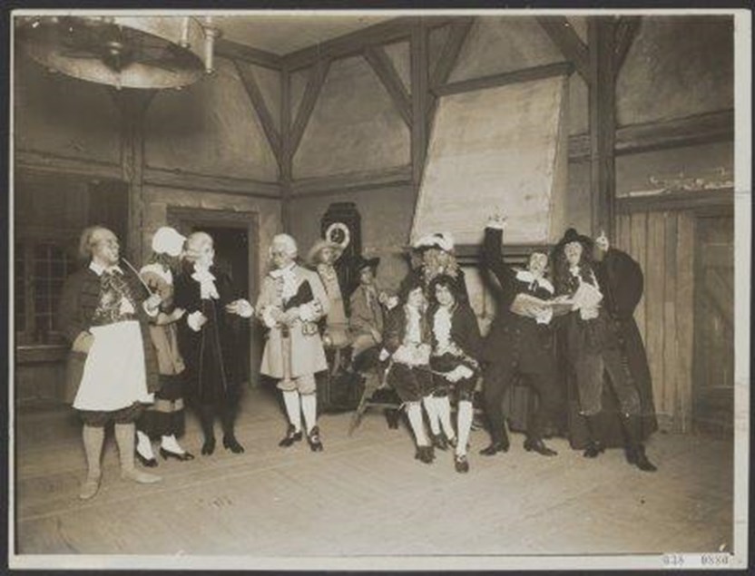 Opvoering van het toneelstuk ‘De Wiskunstenaar’ door de Amsterdamse Studenten Toneelvereniging, 1923. (Nationaal Archief, Fotocollectie Elsevier, foto N.V. Vereenigde Fotobureaux)