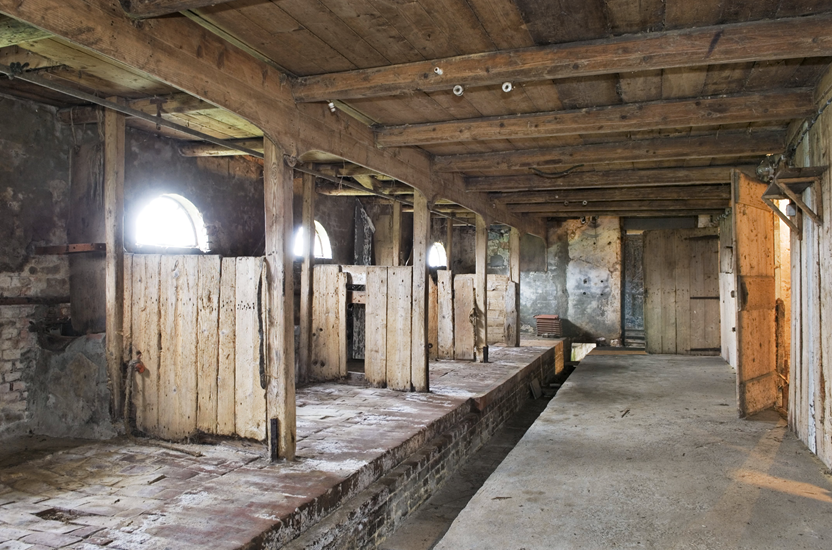 Interieur, overzicht van de stal met grup in de eerste schuur van de krimpenboerderij, Tynaarlo, Drenthe (Foto: Jan van Galen / Rijksdienst voor Culktureel Erfgoed / CC 3.0)