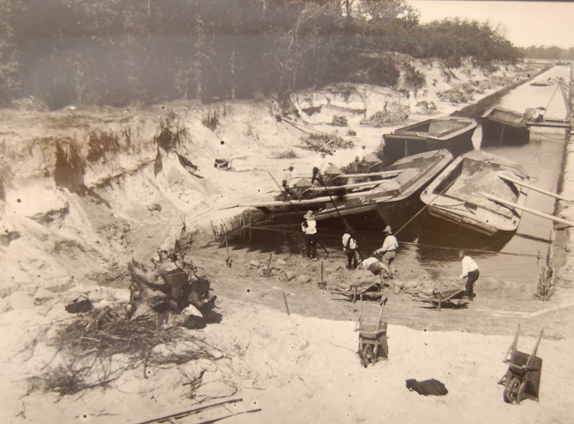 Vanaf 1904 werd in Hillegom begonnen met het afgraven van duingebied door kalkzandsteenfabriek Arnoud. Foto: Museum de Zwarte Tulp