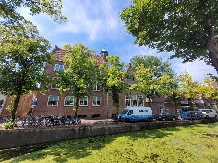 Het gebouw gezien vanaf de overkant van de gracht