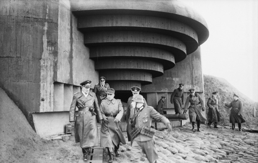 Foto: Inspectie op De Beer (Rozenburg) door Friedrich Christiansen, bevelhebber van de Wehrmacht op 11 februari 1944 (Collectie Bundesarchiv)