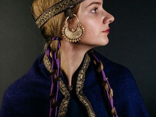Reconstructie: een vrouw die de gouden oorhangers draagt | Foto © Archeologie West-Friesland/Fleur Schinning