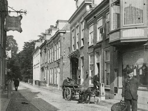 Hondenkar met twee honden in de Herenstraat nabij de Sionstraat gezien richting Oosteinde, Leidschendam-Voorburg 1907 (Collectie Haags Gemeentearchief)