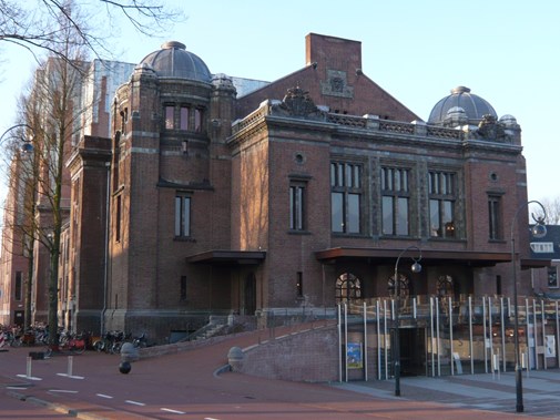 De Stadsschouwburg Haarlem aan het Wilsonplein (Foto: Jane023, Wikimedia, CC BY-SA 3.0 nl)