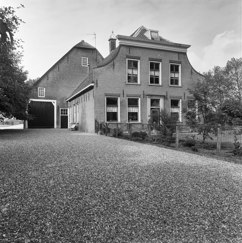 Voorgevel van boerderij met ingezwenkte lijstgevel, gemeente Nissewaard (Foto: G.J. Drukker, 1987 / Rijksdienst voor Cultureel Erfgoed / CC 3.0)