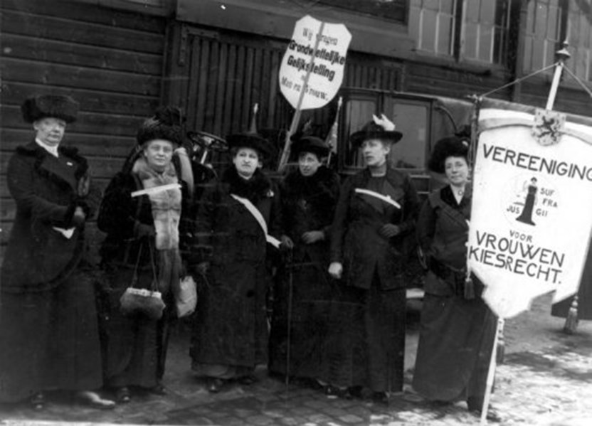 Het hoofdbestuur van de Vereeniging voor Vrouwenkiesrecht tijdens een protestbijeenkomst in februari 1914 te Amsterdam. V.l.n.r. de dames Van Buuren-Huys, P.S. van Balen-Klaar, Aletta H. Jacobs, C. Mulder van der Graaf-de Bruyn, J.C. van Landschot Hubrechts en S.W.A. Wichers. (Collectie: Nationaal Archief)