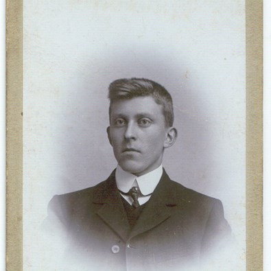 Portret van Rients van der Zee, gemaakt omstreeks 1906 tijdens zijn leertijd in Schagen.
