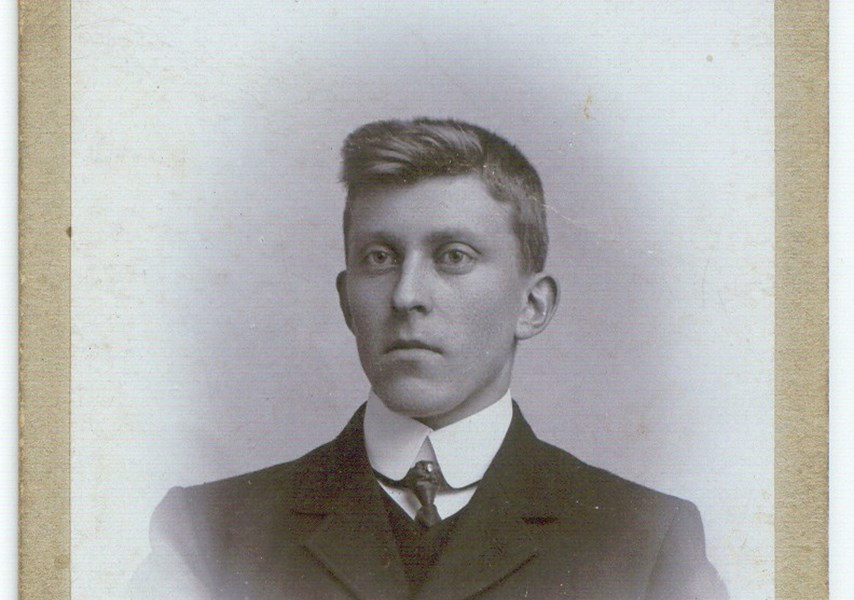 Portret van Rients van der Zee, gemaakt omstreeks 1906 tijdens zijn leertijd in Schagen.
