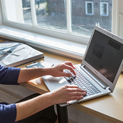 Persoon werkt op laptop