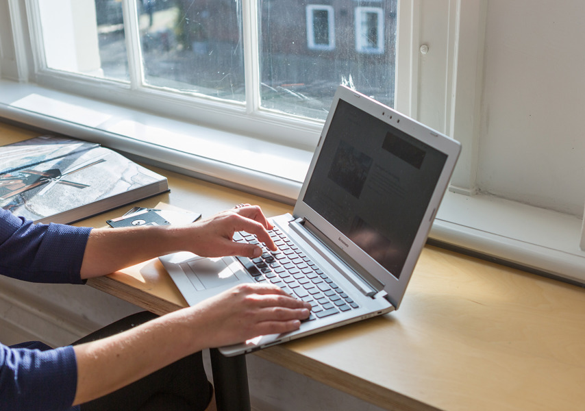 Persoon werkt op laptop