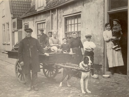 Groenteboer A. Huisman met de hondenkar in Leidschendam-Voorburg, 1915 (collectie Haags Gemeentearchief)