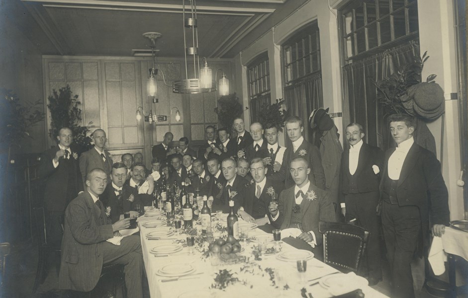 Een rijk gedekte tafel bij het Delftsch Studenten Corps in sociëteit Phoenix, 1917.