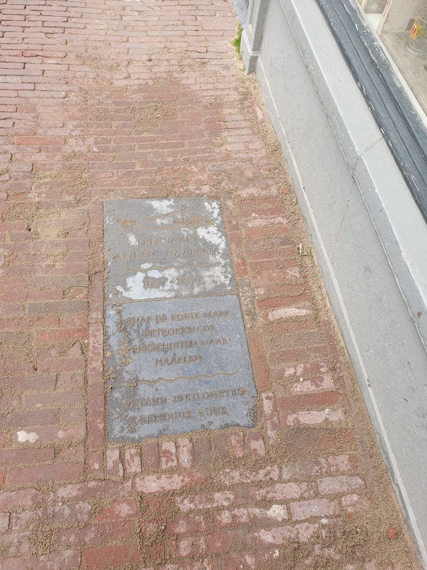 Steen van de Trekvaartroute Haarlem-Leiden op de Korte Mare Leiden voor Korte Mare 26. (Foto Marca Bultink)