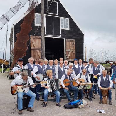 Een van de oudste shantykoren uit Zuid-Holland: de Helius Shanty Zangers uit Hellevoetsluis, opgericht in 1980. (foto Helius Shanty Zangers)