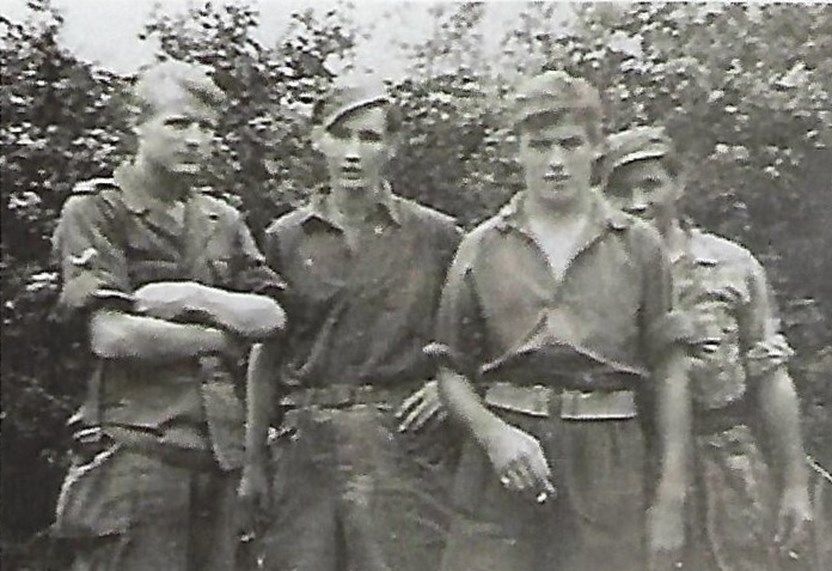 Dienstplichtige militairen uit het dorp. (ca. 1948). Foto uit persoonlijk archief Gerrit en Jan Kuipers