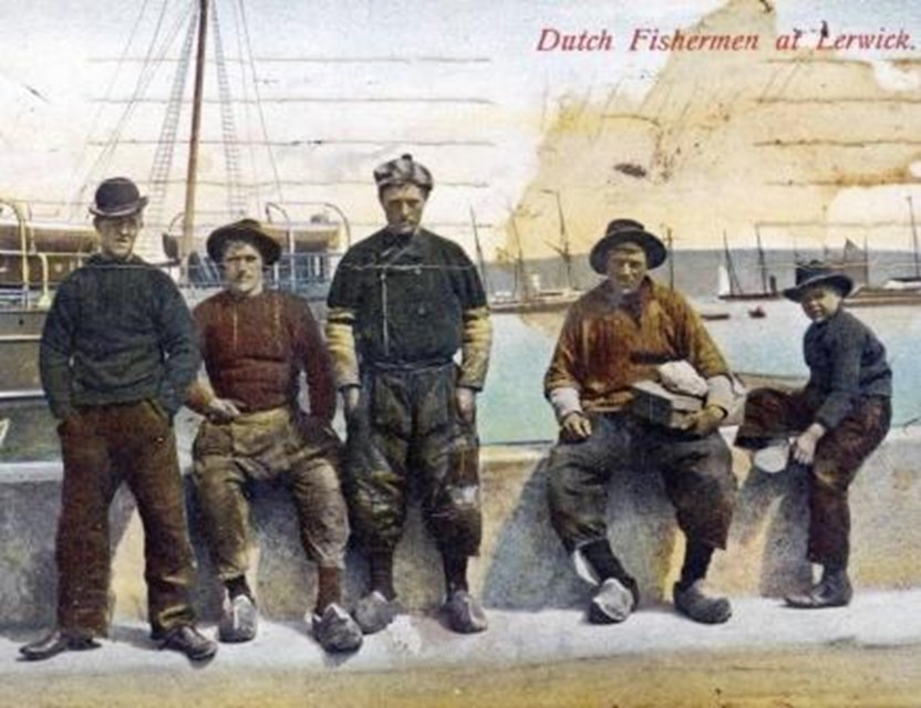 Ansichtkaart met Nederlandse vissers in Lerwick (Collectie Mw. Post, Urk)
