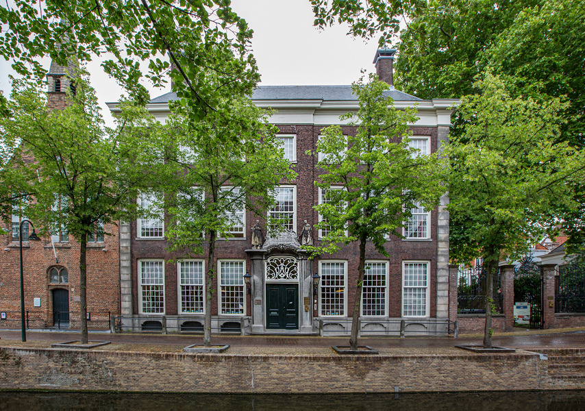 Het Meisjeshuis met rechts het tuinhek (Foto: Floris Scheplitz)