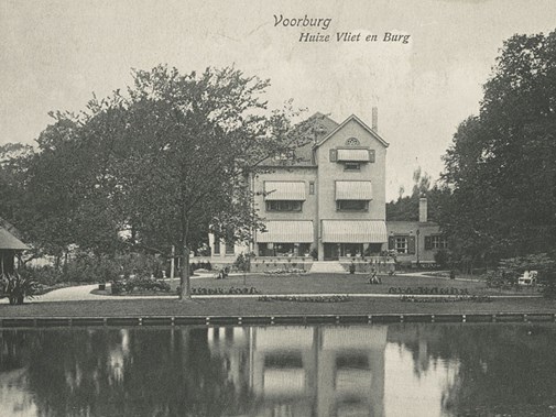 oude foto (1910) van villa aan het water