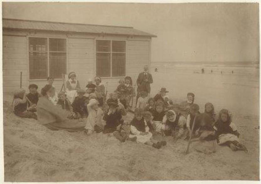 De ‘s-Gravenhaagse Vereniging Naar het Strand verzorgt uitstapjes voor bleekneusjes * , ca. 1900. (Haags Gemeentearchief, 1.50620) * Bleekneusje is de term die gebruikt werd voor een kind dat door de gevolgen van armoede, ondervoeding, tuberculoseof andere gezondheidsproblemen in een zogenaamde vakantie- of gezondheidskolonie werd gehuisvest om lichamelijk aan te sterken en ook psychisch meer op krachten te komen