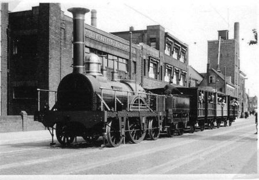 Een replica van een trein uit 1839, zoals op de Oude Lijn reed. De repilica reed in Delft ter gelegenheid van het eeuwfeest van het DSC (Delftsch Studenten Corps). Fotograaf J. Voerman, collectie NVBS (547.079)