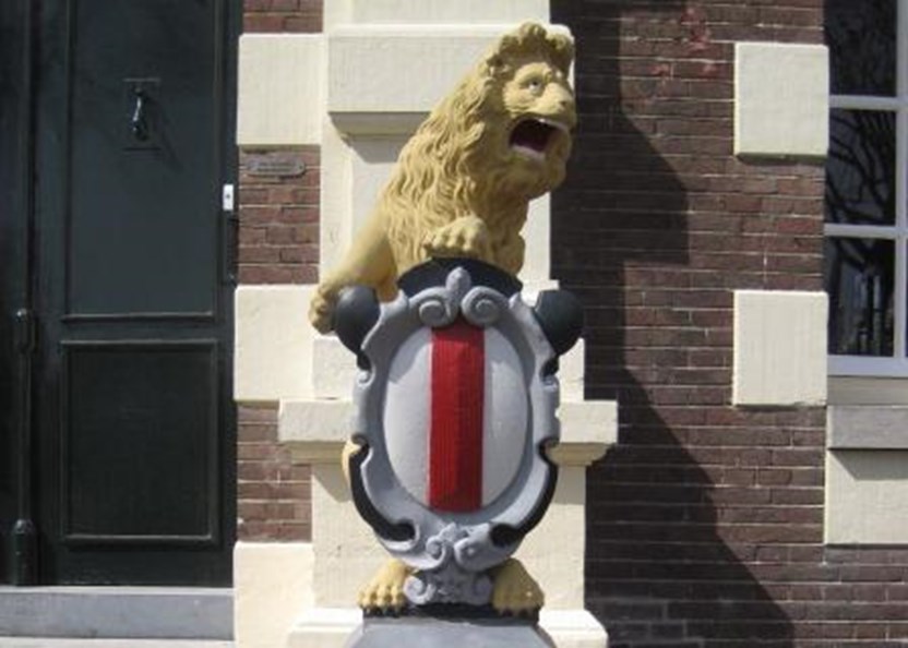 De leeuw met het schildwapen van Brielle voor de ingang van het regentenhuis (Foto Henk Looijesteijn)