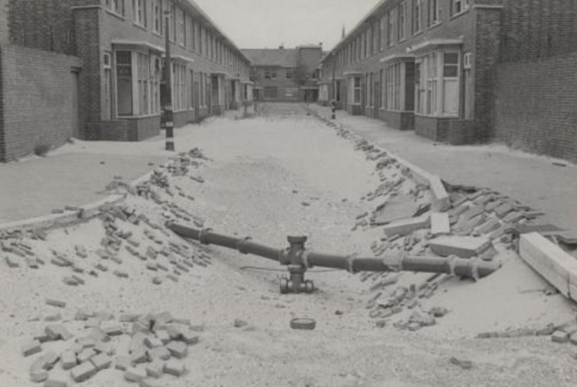 De Puttensestraat in Duindorp, 1942. De bestrating is verwijderd en gebruikt om een weg in de duinen aan te leggen. (Foto Dienst voor de Stadsontwikkeling, Collectie Haags Gemeentearchief)