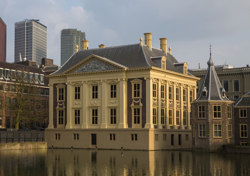 Foto van de buitenkant van museum Het Mauritshuis in Den Haag