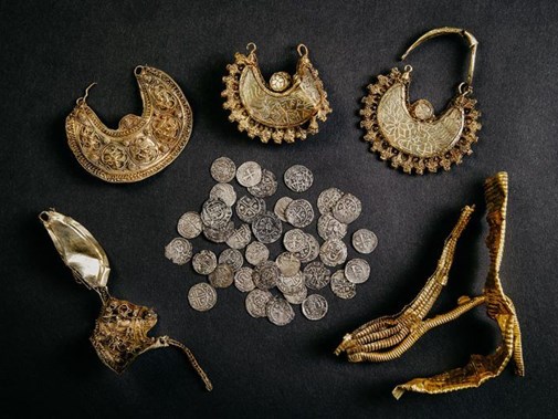 De complete schatvondst uit Hoogwoud: vier gouden hangers, twee stukjes goudblad en 39 zilveren penningen | Foto © Archeologie West-Friesland/Fleur Schinning