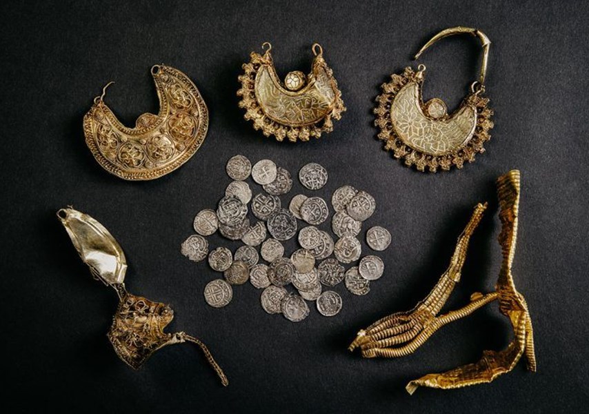 De complete schatvondst uit Hoogwoud: vier gouden hangers, twee stukjes goudblad en 39 zilveren penningen | Foto © Archeologie West-Friesland/Fleur Schinning