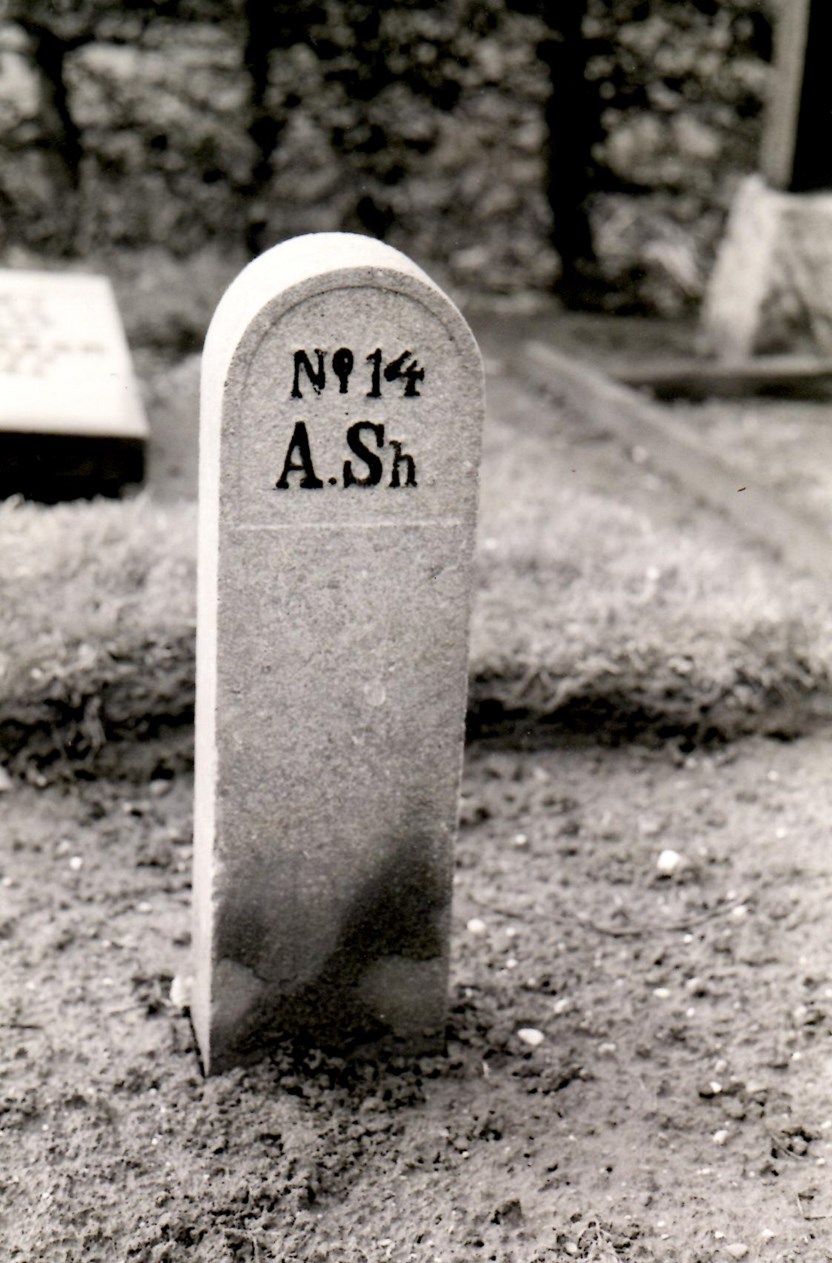 Eenvoudig paaltje met nummer en initialen van de overledene op de oude begraafplaats van Hendrik-Ido-Ambacht. Foto: M. Hulsman