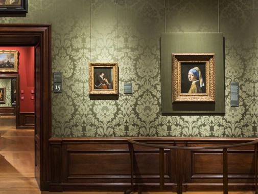 Foto van het interieur Mauritshuis met oa het Meisje met de Parel.