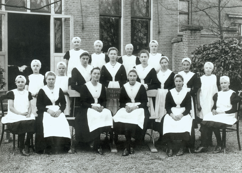 Weesmeisjes in de tuin van het Meisjeshuis, 1921 (Collectie Erfgoed Delft)