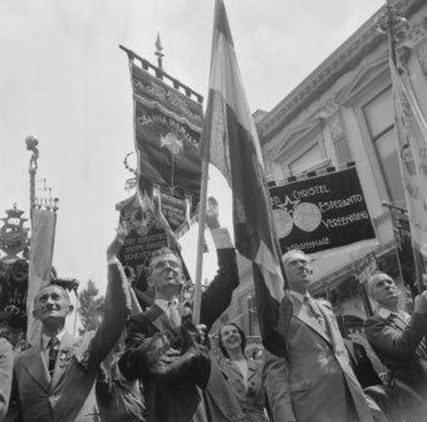 Een bevrijdingsoptocht in 1945. Er zijn vaandels te zien van onder meer de Nederlands Christelijke Esperanto Vereeniging, Gereformeerde Zangvereeniging Harpe Davids uit Scheveningen en Meisjesvereniging op Gereformeerde Grondslag Osanna in Excelsior uit Voorburg. (Nationaal Archief, Fotocollectie Anefo, foto Marius Meijboom)