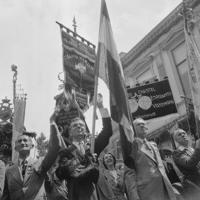 Een bevrijdingsoptocht in 1945. Er zijn vaandels te zien van onder meer de Nederlands Christelijke Esperanto Vereeniging, Gereformeerde Zangvereeniging Harpe Davids uit Scheveningen en Meisjesvereniging op Gereformeerde Grondslag Osanna in Excelsior uit Voorburg. (Nationaal Archief, Fotocollectie Anefo, foto Marius Meijboom)