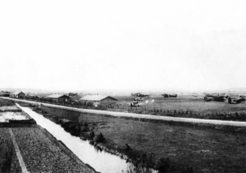 Gelande Duitse vliegtuigen op hulpvliegveld Ockenburgh.