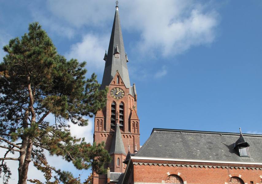 Rode bakstenen kerk