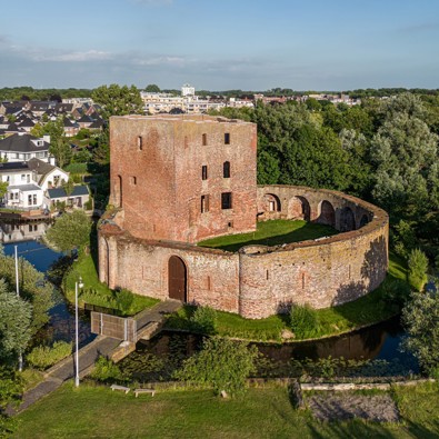 De ruïne van Teylingen vanuit de lucht gezien