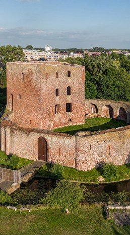 De ruïne van Teylingen vanuit de lucht gezien