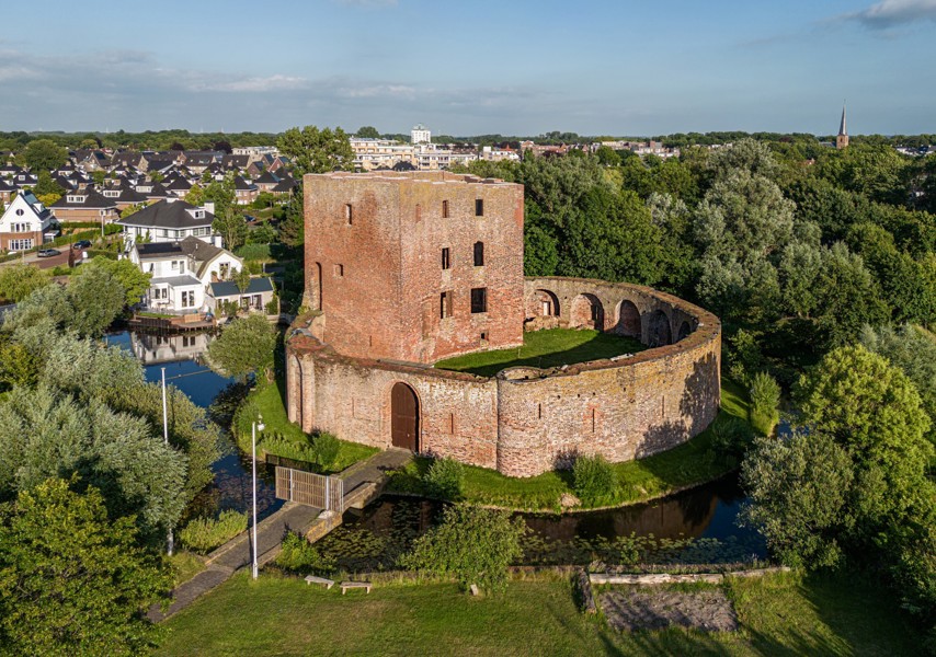 De ruïne van Teylingen vanuit de lucht gezien