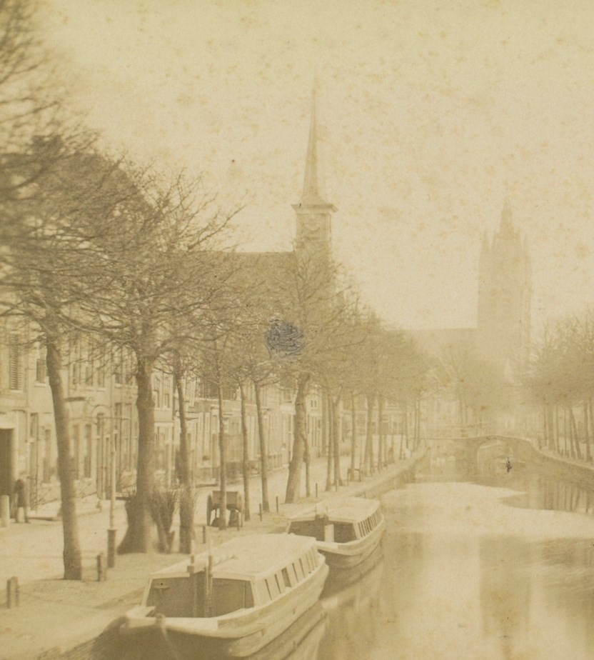 Twee trekschuiten van de dienst op Den Haag liggen afgemeerd aan het Noordeinde. Foto: Henri de Louw, circa 1890. (Archief Delft) 