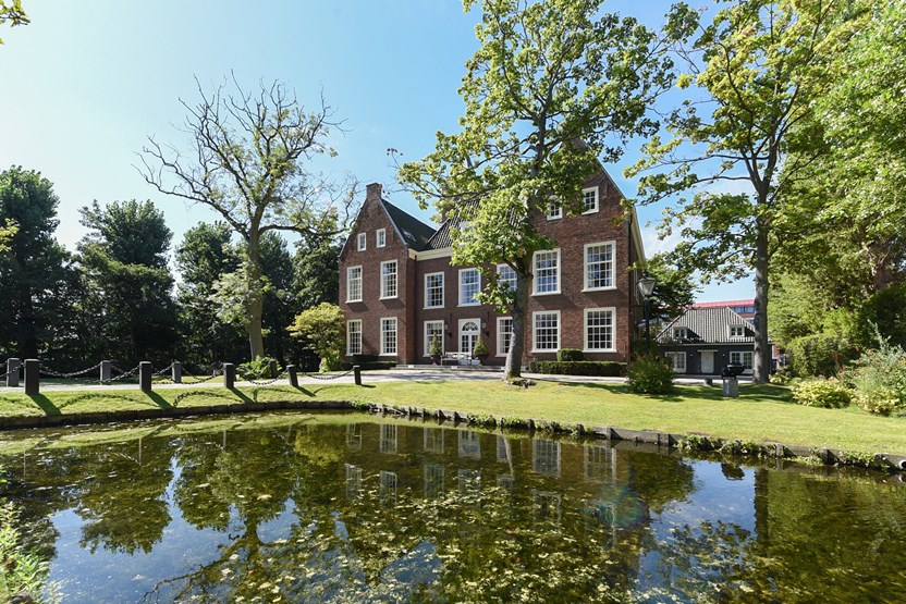 Het tegenwoordige kasteel De Binckhorst, gezien vanaf de Haagse Binckhorstlaan.